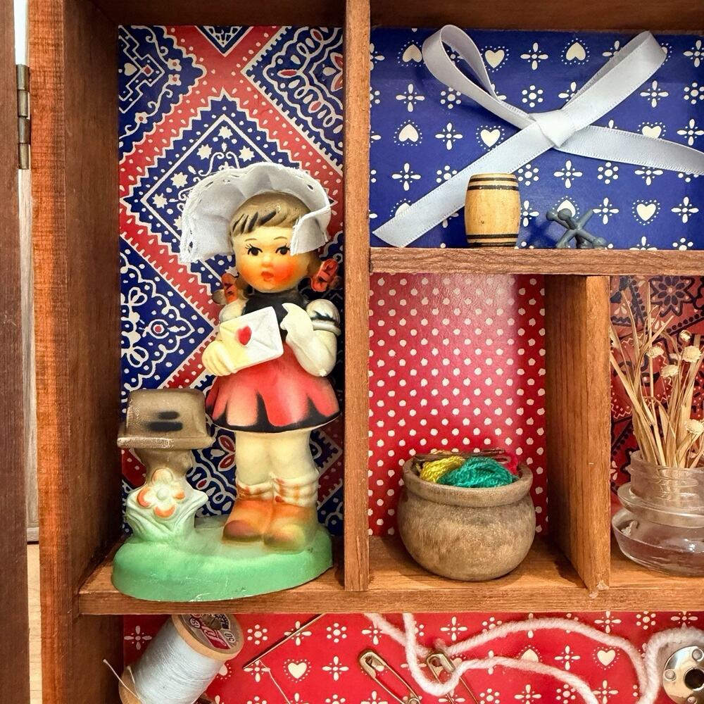 Vintage Wood Glass Wall Shadow Box Diorama Trinket Shelf 1970S Hummel Sewing - Picture 7 of 16